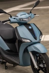 Piaggio Liberty S 125 MY2025 Blau Ardesia matt vorne rechts 04 Lifestyle